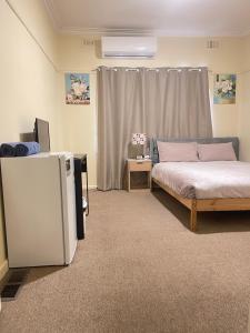 Postel nebo postele na pokoji v ubytování Werribee DGH Accommodation