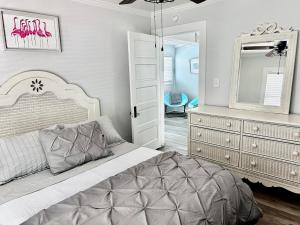 una camera da letto con un letto, un comò e uno specchio di The White House at Weeki Wachee a Spring Hill
