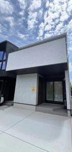 Το κτήριο όπου στεγάζεται  η παραθεριστική κατοικία