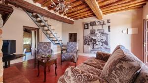 una sala de estar con un sofá y una mesa en Villa Altho, en Gaiole in Chianti