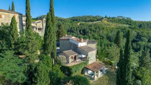 una vista aérea de una casa en un bosque en Villa Altho, en Gaiole in Chianti