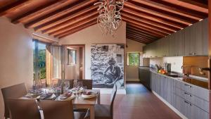 Una cocina y un comedor con mesa y sillas. en Villa Altho, en Gaiole in Chianti