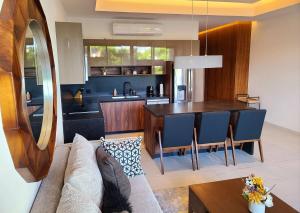 eine Küche und ein Wohnzimmer mit einer Couch und einem Tisch in der Unterkunft Madero 320 in Puerto Vallarta