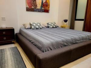 ein großes Bett mit zwei Kissen darauf in einem Schlafzimmer in der Unterkunft Madero 320 in Puerto Vallarta + 29 Fotos