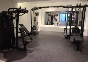 ein Fitnessstudio mit einem Spiegel und einigen Laufbändern in der Unterkunft Madero 320 in Puerto Vallarta