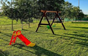 un parco giochi con altalena incastonata nell'erba di Beautiful Home In Debelo Brdo I a Debelo Brdo Altre 30 foto