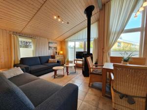 een woonkamer met een bank en een fornuis bij Ferienhaus im skandinavischen Stil in Rechlin