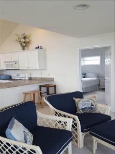 Kuchyň nebo kuchyňský kout v ubytování Wifi Bay Side Home In Surf City 41120