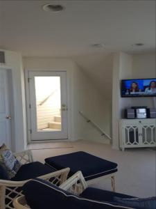 TV a/nebo společenská místnost v ubytování Wifi Bay Side Home In Surf City 41120