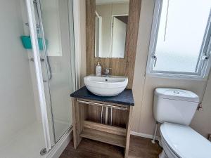 Koupelna v ubytování Modern 6 Berth Caravan With Wifi At St Osyth Beach In Essex Ref 28051Fv