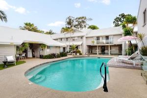 una piscina di fronte a un edificio di 6 Pelican Beach Resort a Noosaville