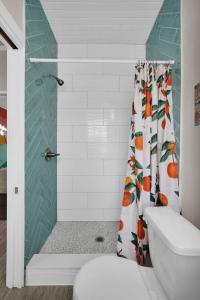 Ένα μπάνιο στο 4BR l Stock Tank Pool l 2 King Beds l Murray Hill
