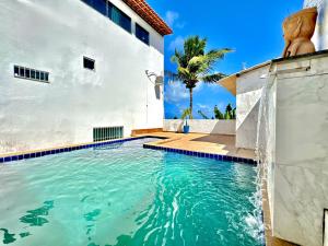 una piscina davanti a una casa di Casa Branca A melhor vista da região no Centro de Maragogi a Maragogi