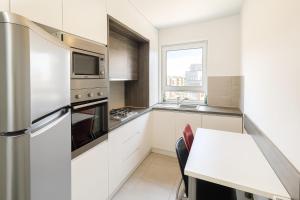 Η κουζίνα ή μικρή κουζίνα στο Ada Homes B69