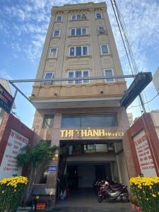 Un edificio alto con un cartel que dice "La casa de Thanh". en Thị Thành Hotel, en Vung Tau