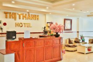 un gran vestíbulo con un gran armario de madera en Thị Thành Hotel, en Vung Tau