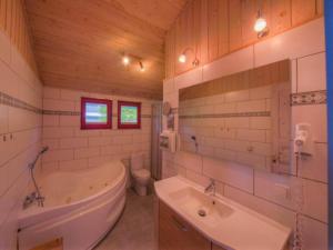 Koupelna v ubytování Ferienhaus mit Sauna im Ferienpark Mirow + 14 fotografií