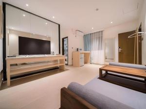 Un televizor și/sau centru de divertisment la Leisurely Hotel Shenzhen