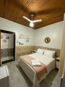 a bedroom with a bed and a wooden ceiling at Pousada Recanto da Vila in Pirenópolis