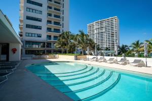 Πισίνα στο ή κοντά στο 3BR Luxury Oceanfront Apt w/ Pool, Gym & Views!