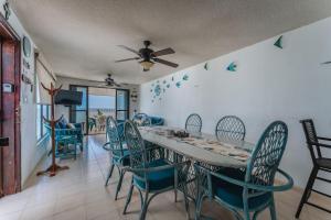 a dining room with a table and chairs at Departamento KAY a orilla del Mar, Progreso in Progreso