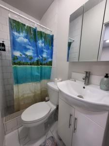 une salle de bain blanche avec toilettes et lavabo dans l'établissement Paseo Miami, à Miami