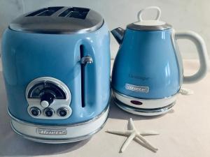 a blue toaster and two stars on a counter at Dimora Brezza di Mare in Termoli