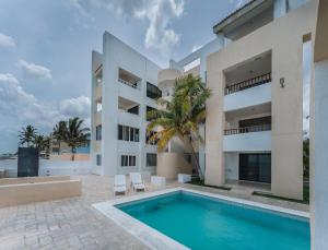 an exterior view of a building with a swimming pool at Departamento KAY a orilla del Mar, Progreso in Progreso