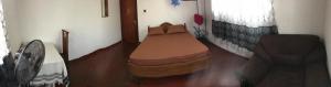 een woonkamer met een bed en een bank bij Selene House in Hikkaduwa