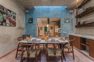 a dining room with a table and chairs at Wotoch Azul in Mérida