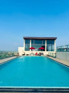 a large swimming pool on top of a building at Sea view Serenity Negombo in Negombo