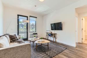 Μια τηλεόραση ή/και κέντρο ψυχαγωγίας στο Pioche Village Getaway! condo