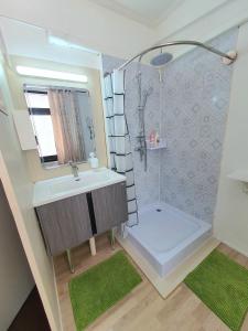 Un pequeño baño con lavabo y ducha. en Villa Thaï Sukhumvit Asok Nana, en Bangkok