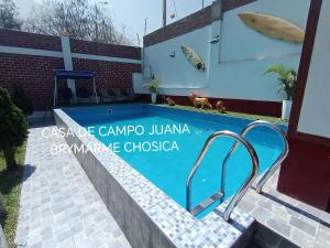 una piscina davanti a una casa di Casa de campo juana brymarme a Chosica