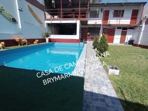 una piscina nel cortile di una casa di Casa de campo juana brymarme a Chosica