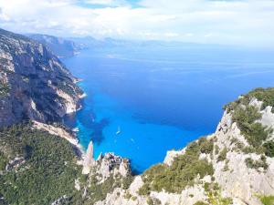 una vista sulla costa amalfi in Italia di Casa La Pavoncella a Orosei