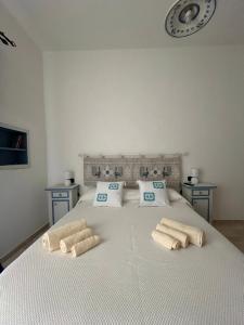 una camera da letto con un letto grande con asciugamani sopra di Casa La Pavoncella a Orosei