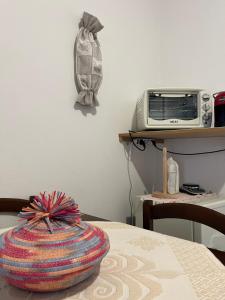 un tavolo con una ciotola su un tavolo con un fornetto di Casa La Pavoncella a Orosei