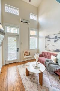Χώρος καθιστικού στο Chic Loft Retreat in the Heart of NW Portland