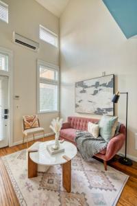 Χώρος καθιστικού στο Chic Loft Retreat in the Heart of NW Portland