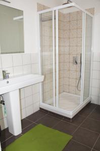 bagno con doccia e lavandino di Smart Accomodation a Trieste