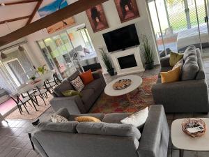 Altitude 700 Rural Retreat : غرفة معيشة كبيرة مع أرائك وتلفزيون