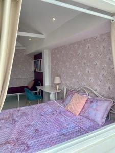 Ένα ή περισσότερα κρεβάτια σε δωμάτιο στο Blossom Room - Đà Lạt Tình Em House