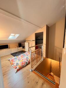 AbrestにあるMaison Grillon - Maison proche de Vichy avec piscineの階段付きのベッドルーム1室、ベッド1台が備わるベッドルーム1室が備わります。