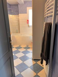 AbrestにあるMaison Grillon - Maison proche de Vichy avec piscineの- 青と白のタイルフロアのバスルーム