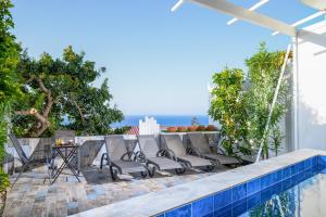 ヘルソニソスにあるMore Crete Village House in Koutouloufari - 6 guests - Poolの椅子とプールのあるパティオ