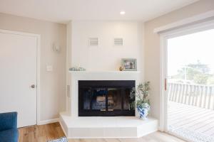 Televiisor ja/või meelelahutuskeskus majutusasutuses The Coastal Retreat Scenic Harbor Ocean Views Walk to Beach Restaurants