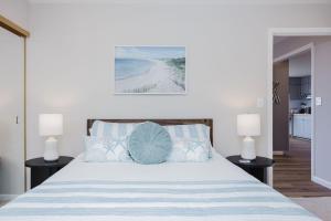 Voodi või voodid majutusasutuse The Coastal Retreat Scenic Harbor Ocean Views Walk to Beach Restaurants toas