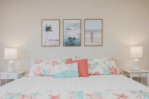 Voodi või voodid majutusasutuse The Coastal Retreat Scenic Harbor Ocean Views Walk to Beach Restaurants toas +54 fotot