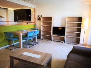 Et tv og/eller underholdning på BAVIERA GOLF APARTAMENTO TERRAZA Y JARDIN